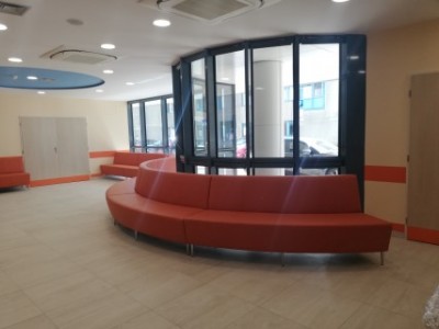 Okr&uacute;hla sedačka Recepcia I